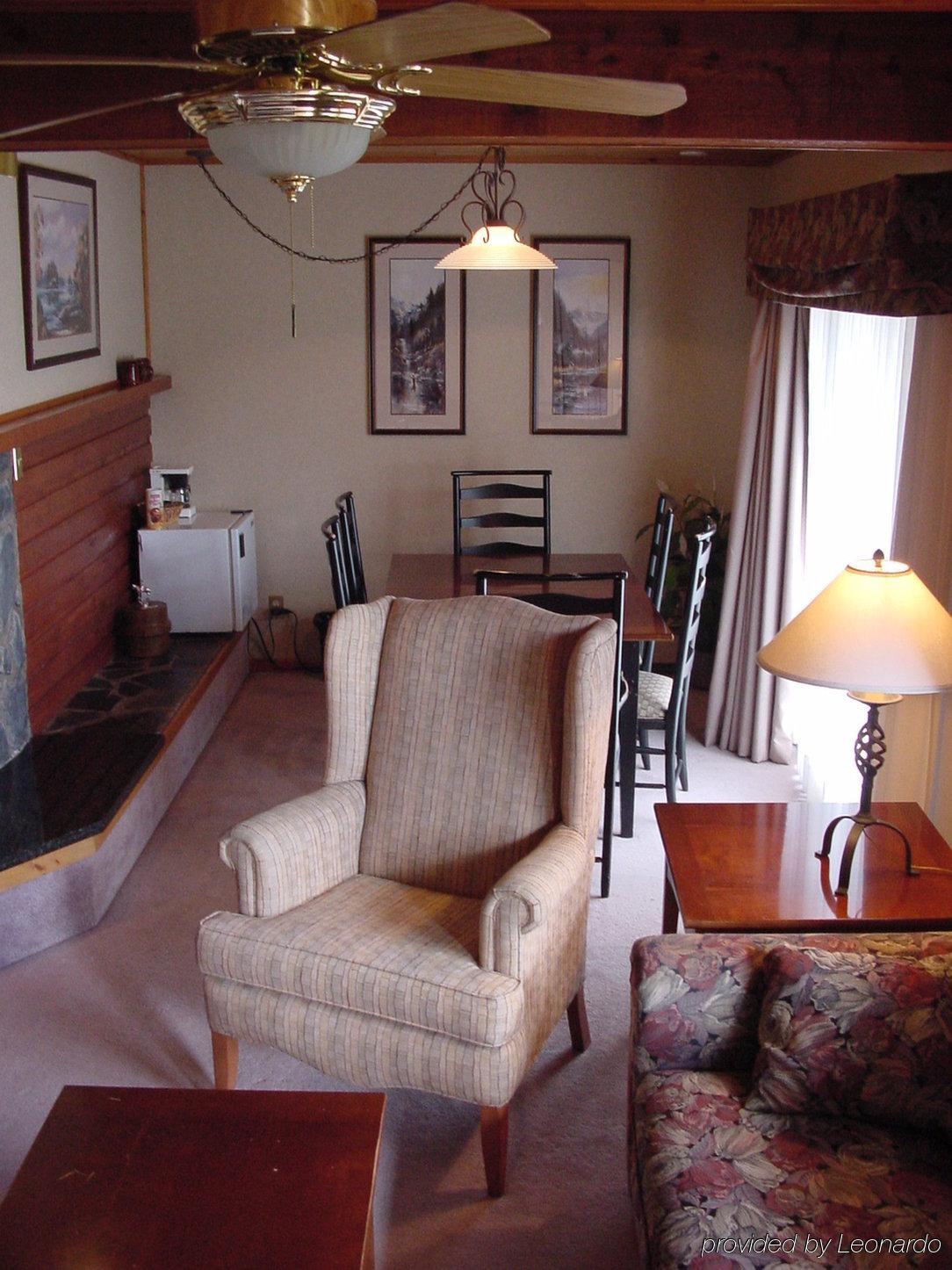 The Crossing Hotel Saskatchewan River Crossing Room photo