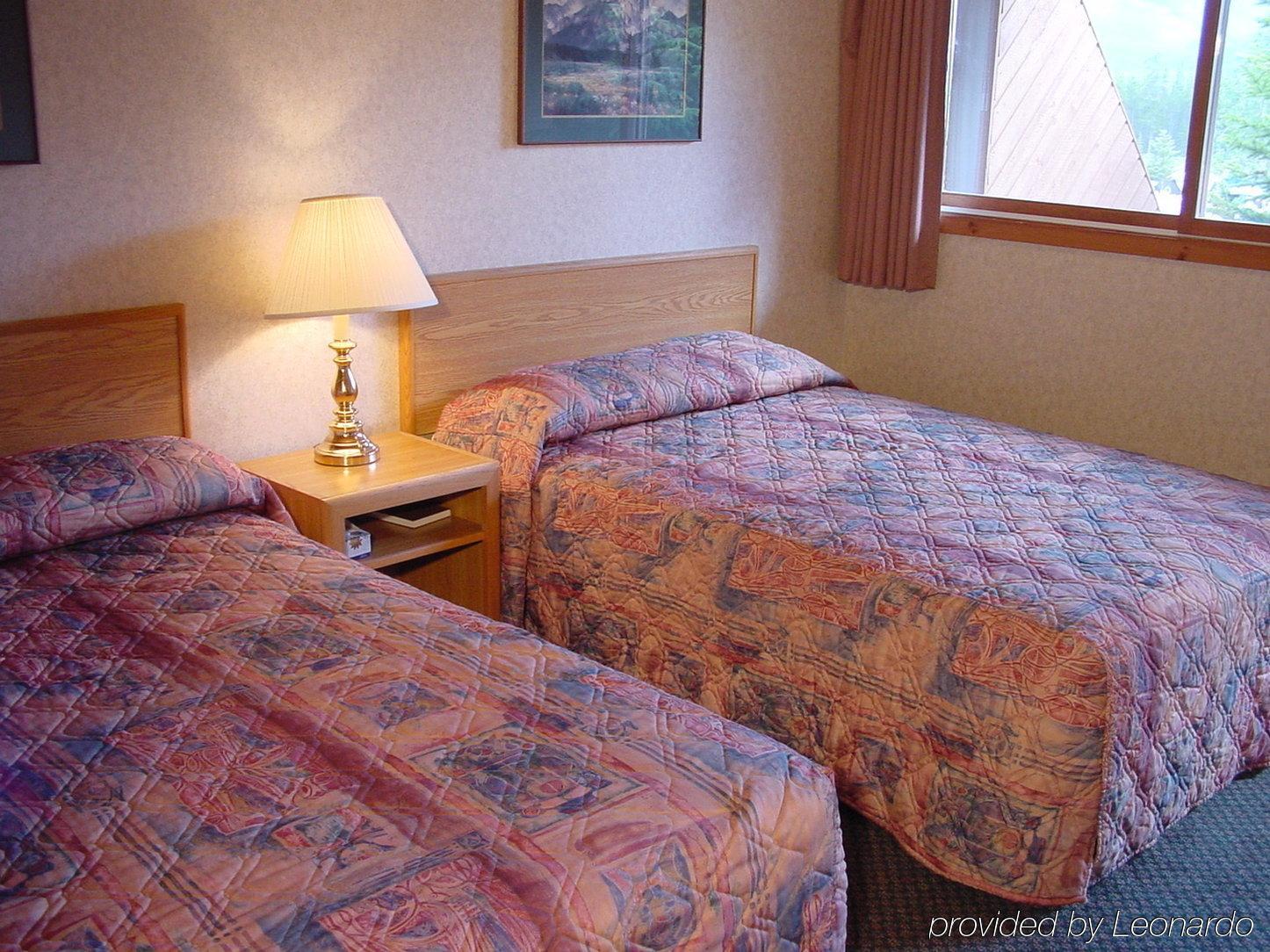 The Crossing Hotel Saskatchewan River Crossing Room photo