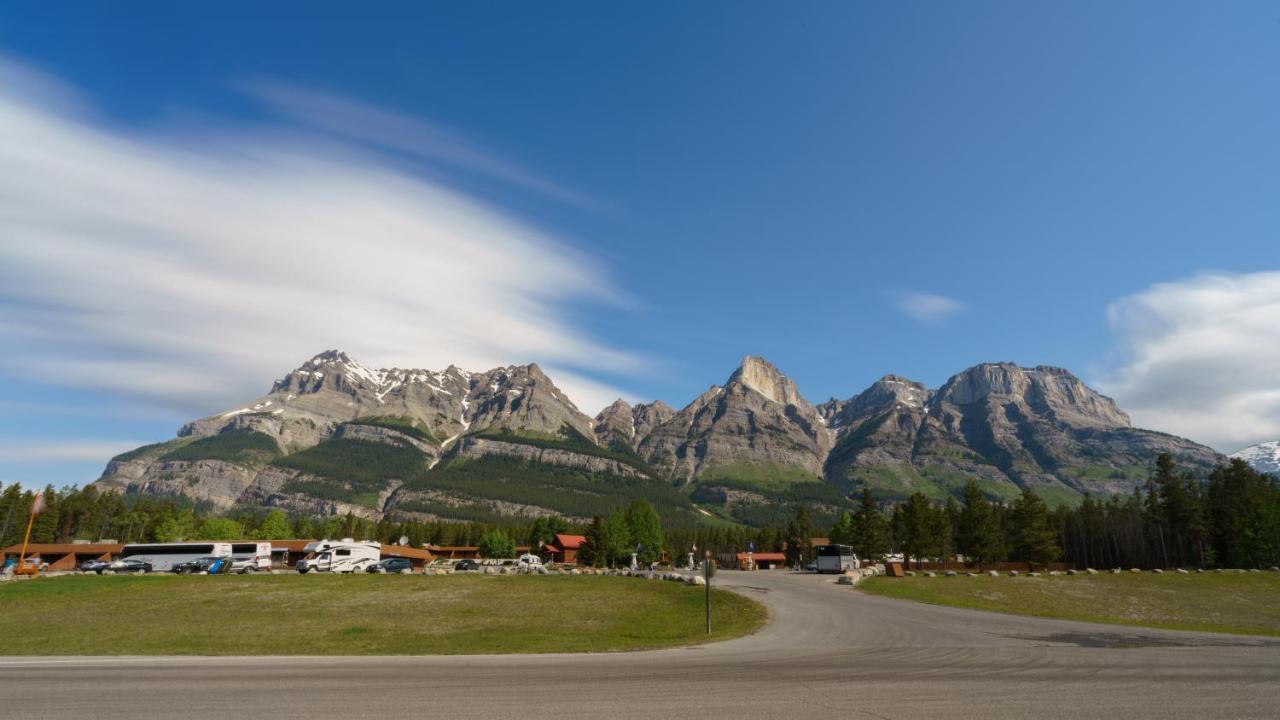 The Crossing Hotel Saskatchewan River Crossing Exterior photo