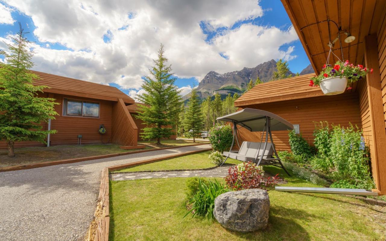 The Crossing Hotel Saskatchewan River Crossing Exterior photo